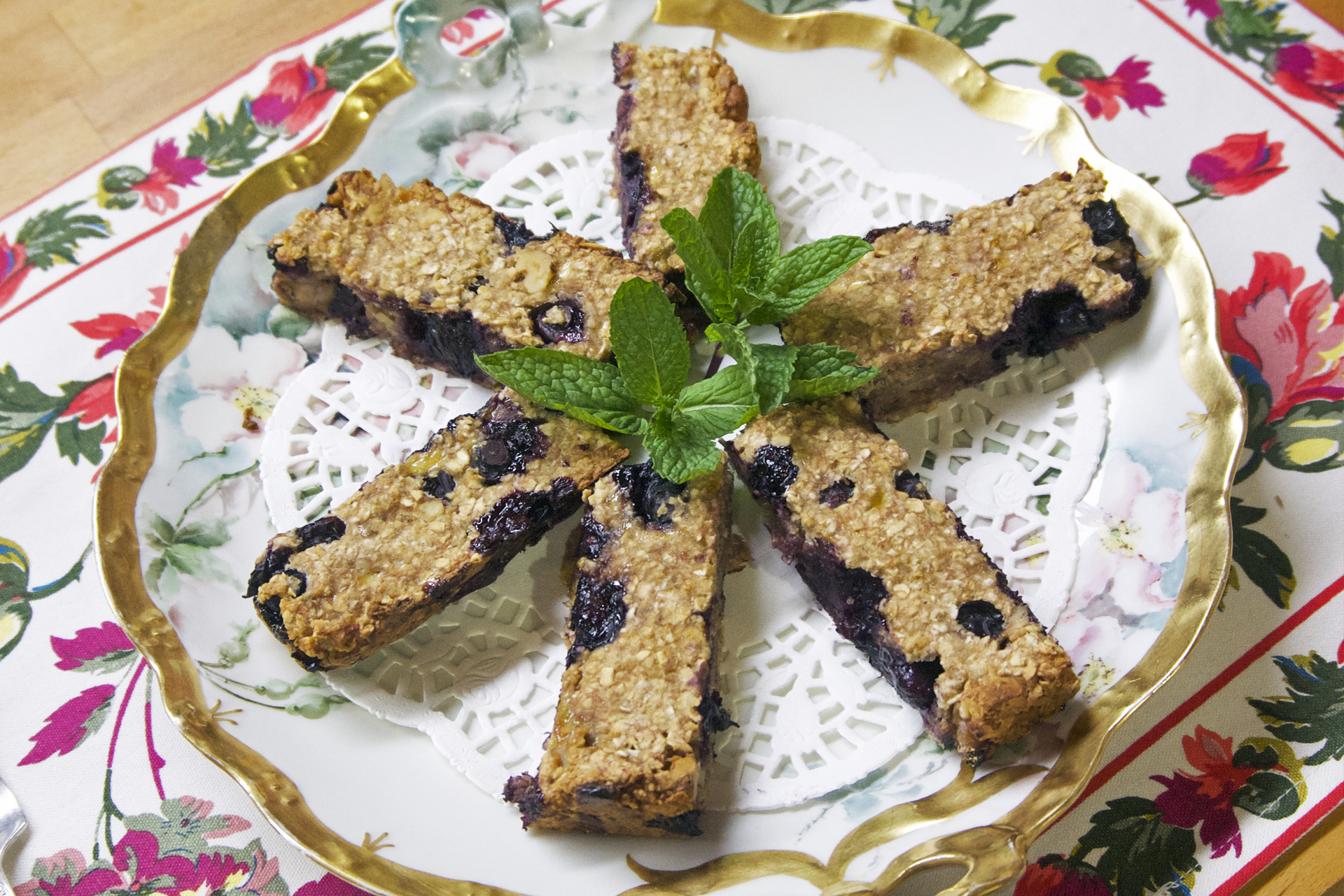 thumbnail interactive-video image 1 of Clif Bar Oatmeal Raisin Walnut Energy Bar 1 of 11